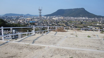 新田岡山墓地