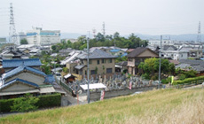 淀川の堤防よりの墓地風景