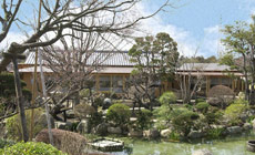 風格ある日本庭園 - 会食施設「紅葉亭」で京の庭園を思わせる日本庭園を眺めながらの会食は風情があり贅沢です。
