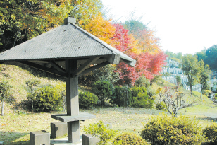 公営霊園のように、お住まいの限定やお骨があることなどの制限はなく、どなたでもご利用できます。