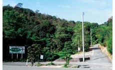 玉原親水公園北側から見た玉野聖光苑の入口。