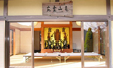 本堂菩薩（こちらで年忌法要ができます）