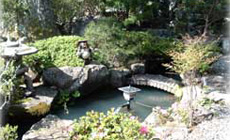 そっと足を踏み出せば、小鳥のさえずりや水の流れるせせらぎが耳に心地よく、訪れる方の心をそっと癒せる空間となっています。