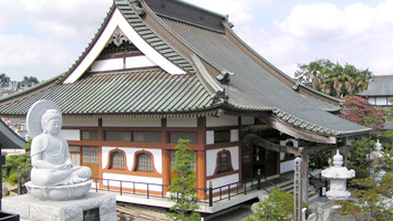 御本尊の釈迦如来は十六善神と脇侍に囲まれています。