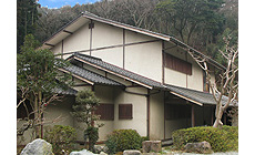 園内の三重の塔は圧巻です。