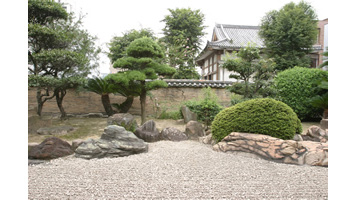 静寂に包み込まれた境内で、枯山水を前にそっと佇むだけで心が和みます。庭全体を平とする平庭式の枯山水様式の風趣な庭園は、大阪府の指定文化財です。