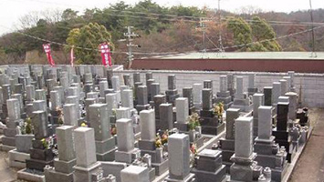 バス停の目の前でご来苑も便利