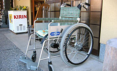 車椅子をご用意しております。ご自由にご利用頂けます。