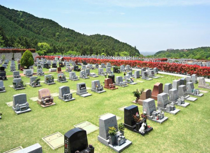 <b>芝生墓地区画</b>　おしゃれな洋碑、デザイン墓石が芝生の緑に映えます。