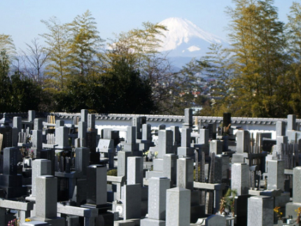 宗派を問わずご利用いただける霊園として、開園以来３０数年、使用者も２０００を超えるご利用