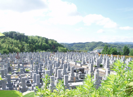吉川IC出口からの霊園風景