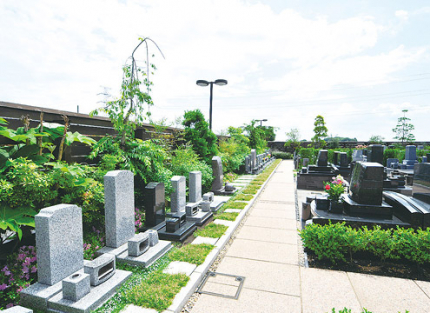 緑と花の庭園をイメージした霊園内。