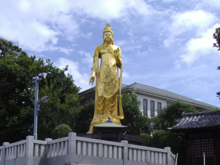谷中という都心部にあって風情のある静かな場所