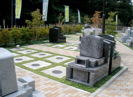 一般墓地 - 四季を通して美しいガーデニングを味わえ、生前建墓、お墓の形も自由に設定・デザインすることが可能です。