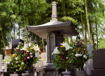 境内墓地にある納骨塔。御骨はここに納められます。