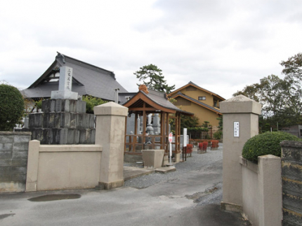 周辺農家のふれあいの中心となる長線寺全景。