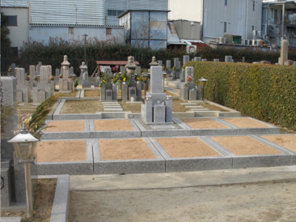 すべての区画が南向き、陽当たりが良く平坦な参道でお参りが大変しやすい墓苑です。