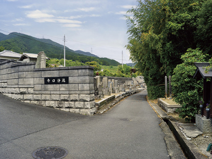 霊園入口