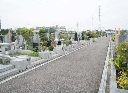広く平坦な参道で墓参も楽々です。