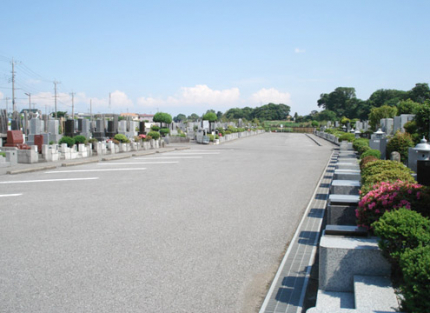 管理の行き届いた明るい公園墓地。