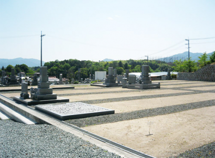 豊かな自然とあたたかな陽射しに包まれた墓園