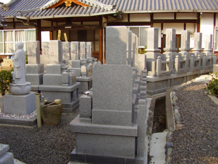 平坦な境内墓地。