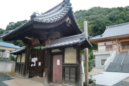 龍泰寺は、座禅と石造りの太鼓橋で有名な名刹