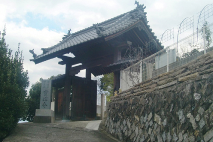 宝塔寺墓苑の入り口