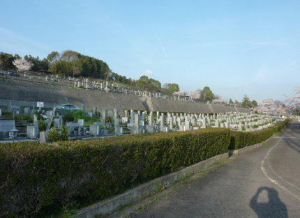 緑豊かな場所に囲まれ、墓園からは、東温市内が一望できる自然と景観に恵まれた場所に位置します。