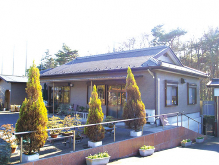 豊かな緑に囲まれた宗教自由な霊園