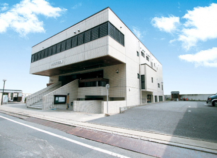  駅からも近く、苑内は全てバリアフリー設計の平坦地なので、お年寄りの方や車椅子の方、雨の日の墓参も安心です。