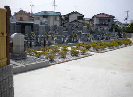 閑静な住宅地にある落ち着いた霊園