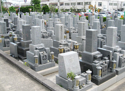 東屋でひと休憩しながらゆっくりお墓参りができます