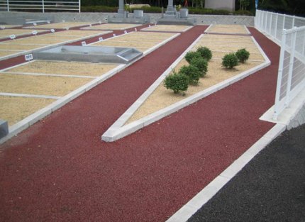 フラットなバリアフリー設計でお墓参りがしやすい造りの墓地内。