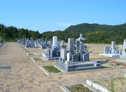 通路が広く、段差の少ない造りの墓地区画。