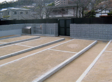 バリアフリー設計の墓地区画