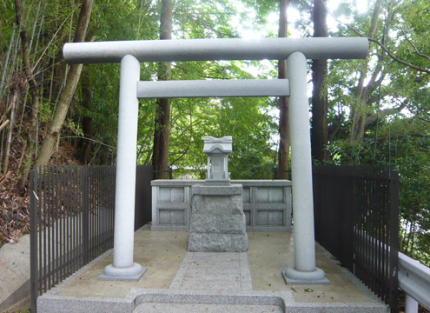 湯泉神社へは、ほど近い場所に駅があり、電車を降りてから、歩いてお参りできるロケーションも魅力的です。