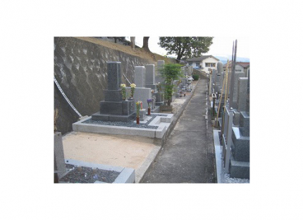 寺院墓地ですが、在来仏教の方ならご建立可能です。