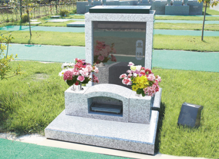 ＜一般墓【ガーデニング墓地】＞ ・過去の宗旨・宗派不問。（真宗高田派） ・三角形の区画が東西交互に配置されている墓地です。 ・区画内はお好きな花などを植えてお好きに彩ることが出来ます。 ・ペットと一緒も可。