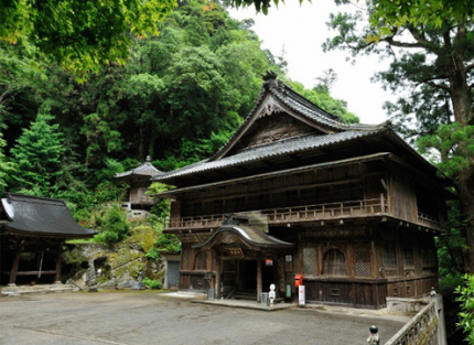 「龍の棲む霊山　仙龍寺」として、或いは「開運厄除」「虫除五穀豊穣」のお寺として、多くの信者から慕われています。