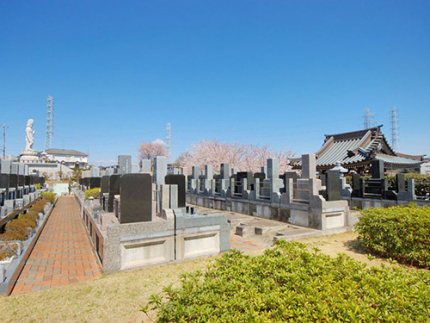 陽当たりが良く明るい園内。南向き斜面に並ぶ墓地は見晴らしが良く、晴れた日にはみなとみらいまで見渡せます。