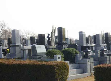 閑静な環境にある四季折々の自然豊かな公営霊園です。