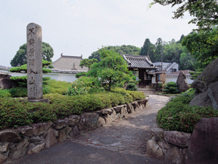 山門までの道