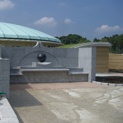 自然林や散策道、多目的広場など公園機能を持たせることにより、自然に触れ合いながら、快適で安心して暮らせる生活環境づくり