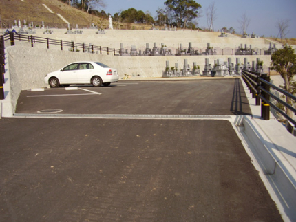 松山市城西地区を代表する公園型の大規模霊園各区画に駐車場が完備。