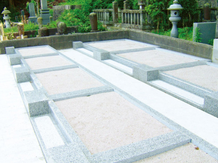 古くからの墓地に新しい区画を造成。