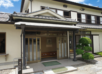 壇信徒会館。