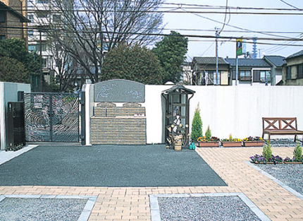 区画は大小各種面積があり、お車の方にも便利な駐車場も完備しています。