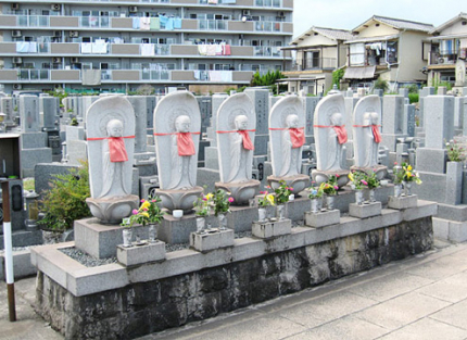 訪れる人を優しく迎えるお地蔵様