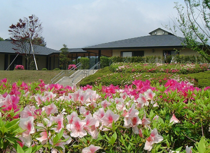 豊かな花と緑に囲まれた明るい霊園です。